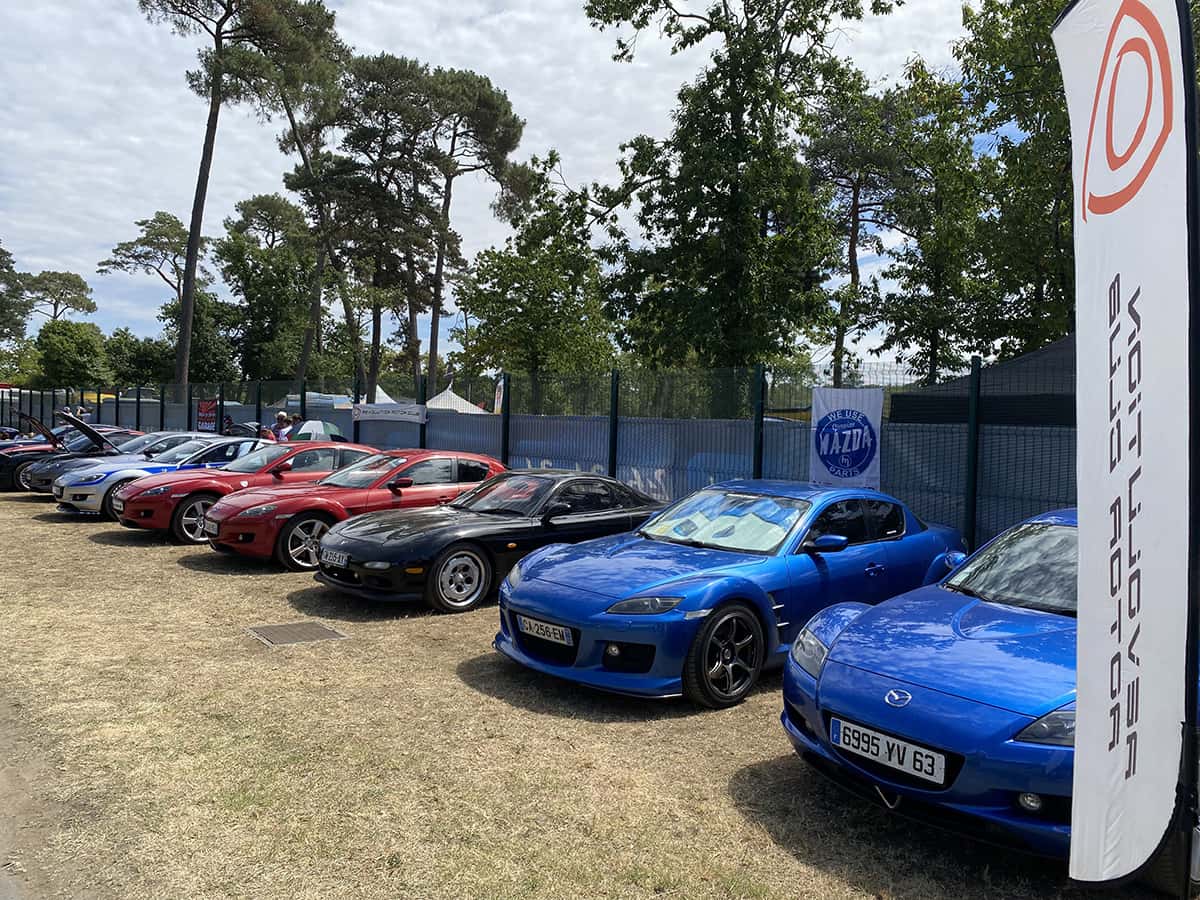 Rangée de Mazda RX‑7 et RX‑8 du Révolution Rotor Club exposées au Mans Classic 2025.