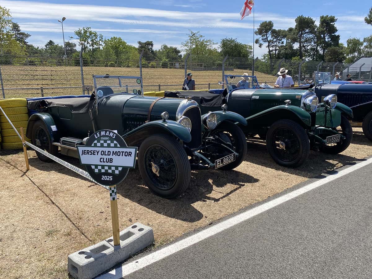 Deux tourers Bentley verts du Jersey Old Motor Club alignés en bord de piste au Mans Classic 2025.
