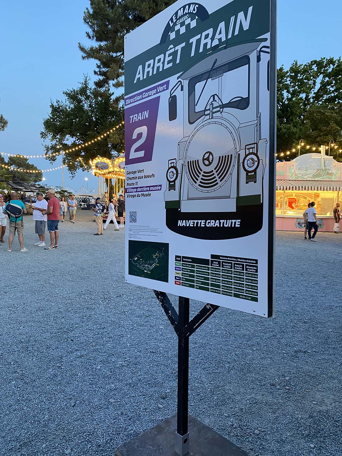 Panneau Arrêt Train 2, navette gratuite entre village et paddock, soirée au Mans Classic 2025.