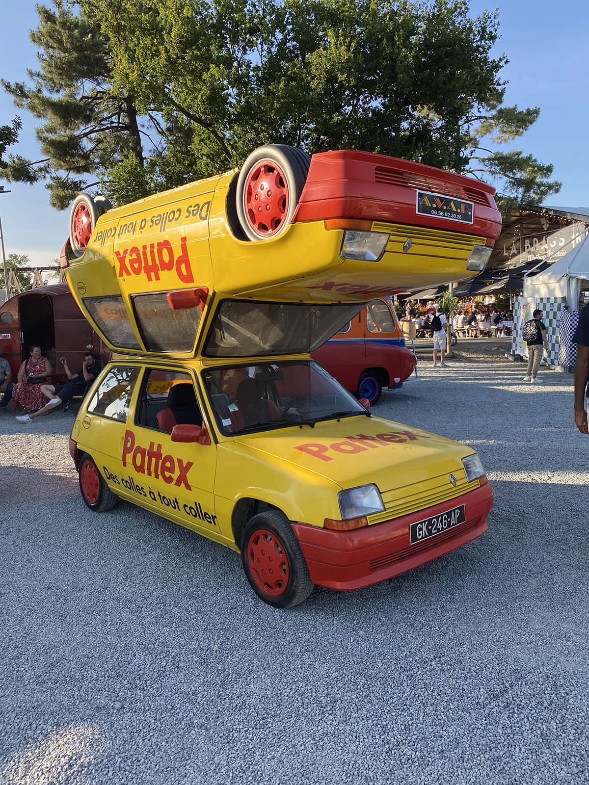 Renault Super 5 jaune Pattex avec deuxième carrosserie retournée sur le toit, Mans Classic.