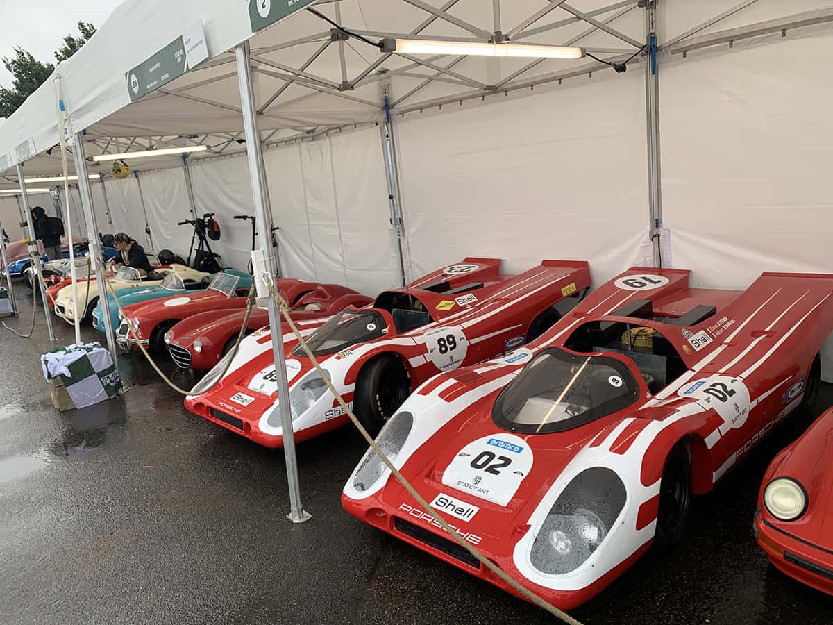  Mini‑Porsche prêtes à partir	Paddock Little Big Mans : répliques miniatures type Porsche 917 alignées sous tentes avant la parade des enfants.