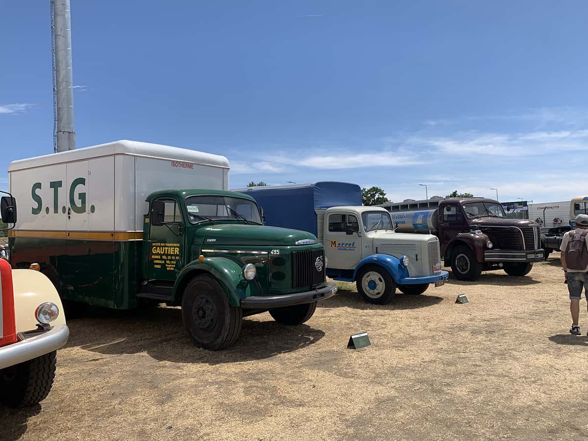 Alignement de camions d’époque restaurés lors de l’expo « Extras » du Mans Classic 2025.