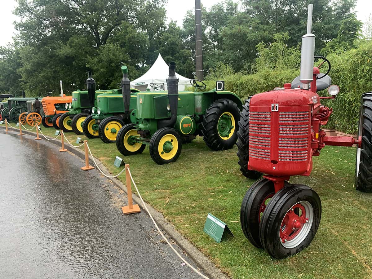 Tracteurs agricoles anciens, John Deere & International, exposés au Mans Classic 2025 sous la pluie