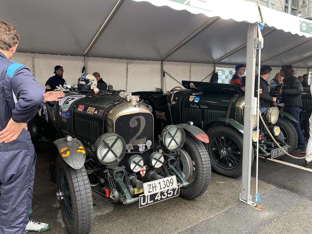 Bentley Blower n°2, pilotes et mécanos autour, sous la tente paddock du Mans Classic 2025.
