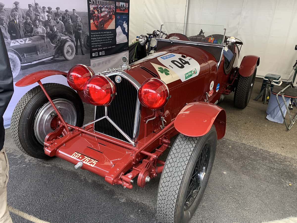 Alfa Romeo 8C 2300 rouge, triplé de feux arrière, exposée dans le paddock Mans Classic 2025.