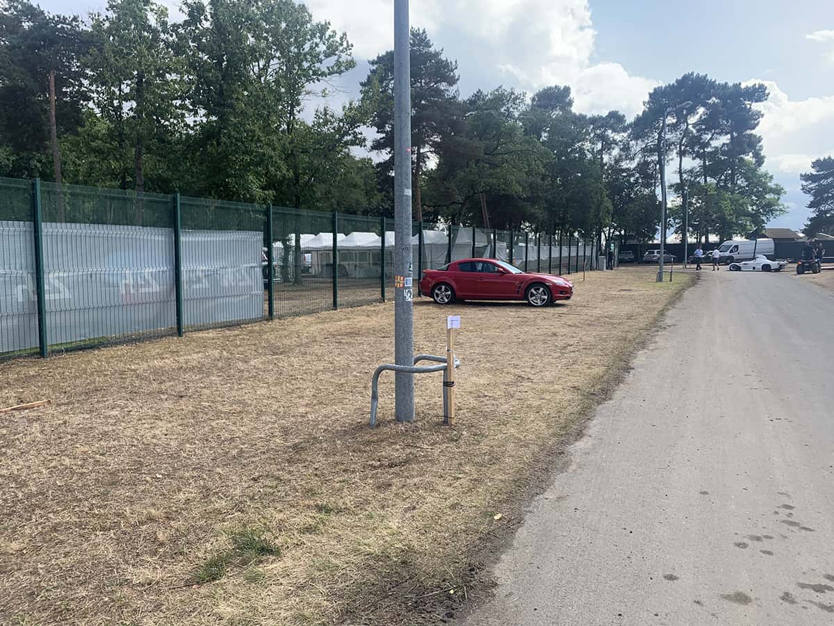Mazda RX-8 rouge restée seule sur l’emplacement vidé après le démontage des stands, Mans Classic 2025.