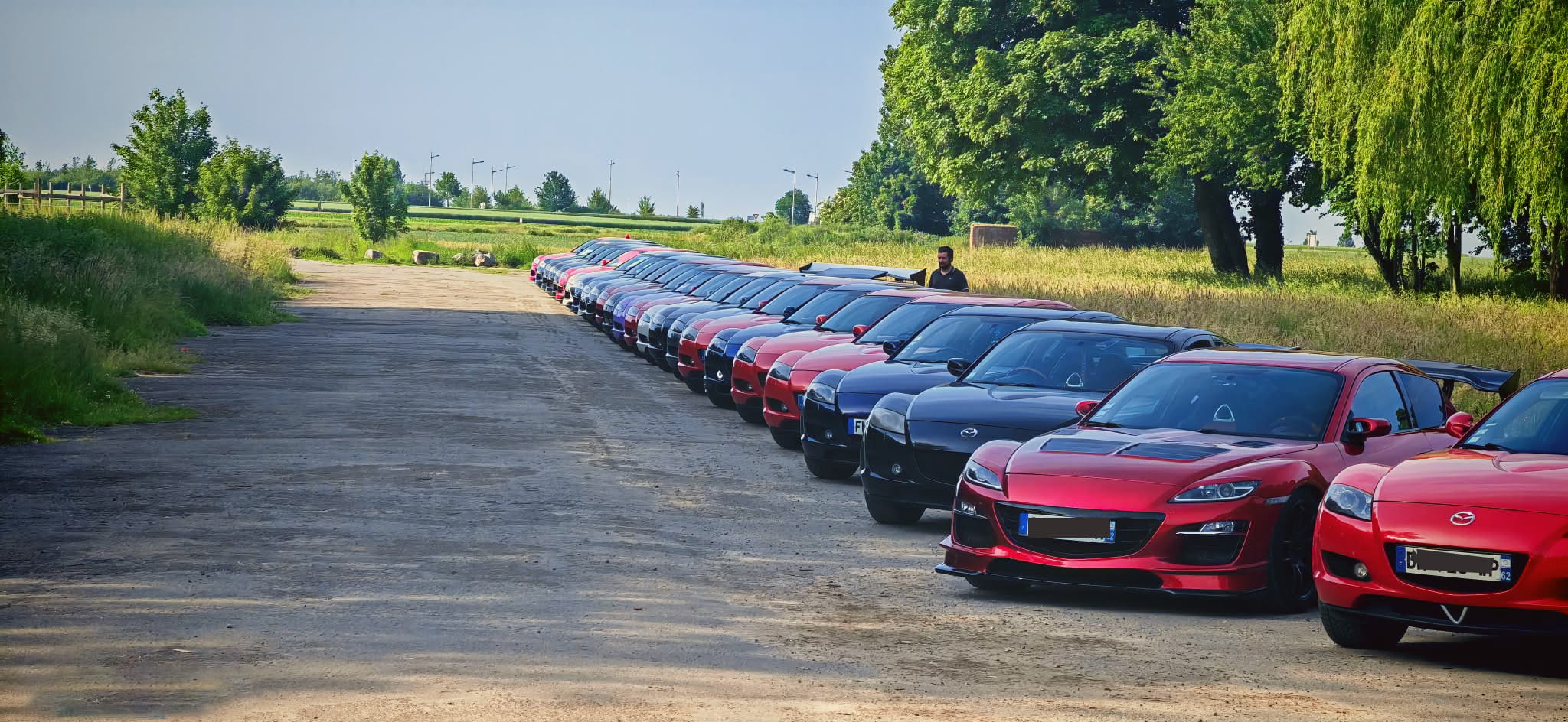 Classic Rotary Day 2026 - la rangée des 30 Mazda RX-8 classées par génération sur l'aérodrome de Niergnies Rangée complète des 30 Mazda RX-8 alignées sur le tarmac de l'aérodrome de Niergnies lors du Classic Rotary Day 2026 - de la S1 de 2003 aux R3 de 2012, classées par année de production