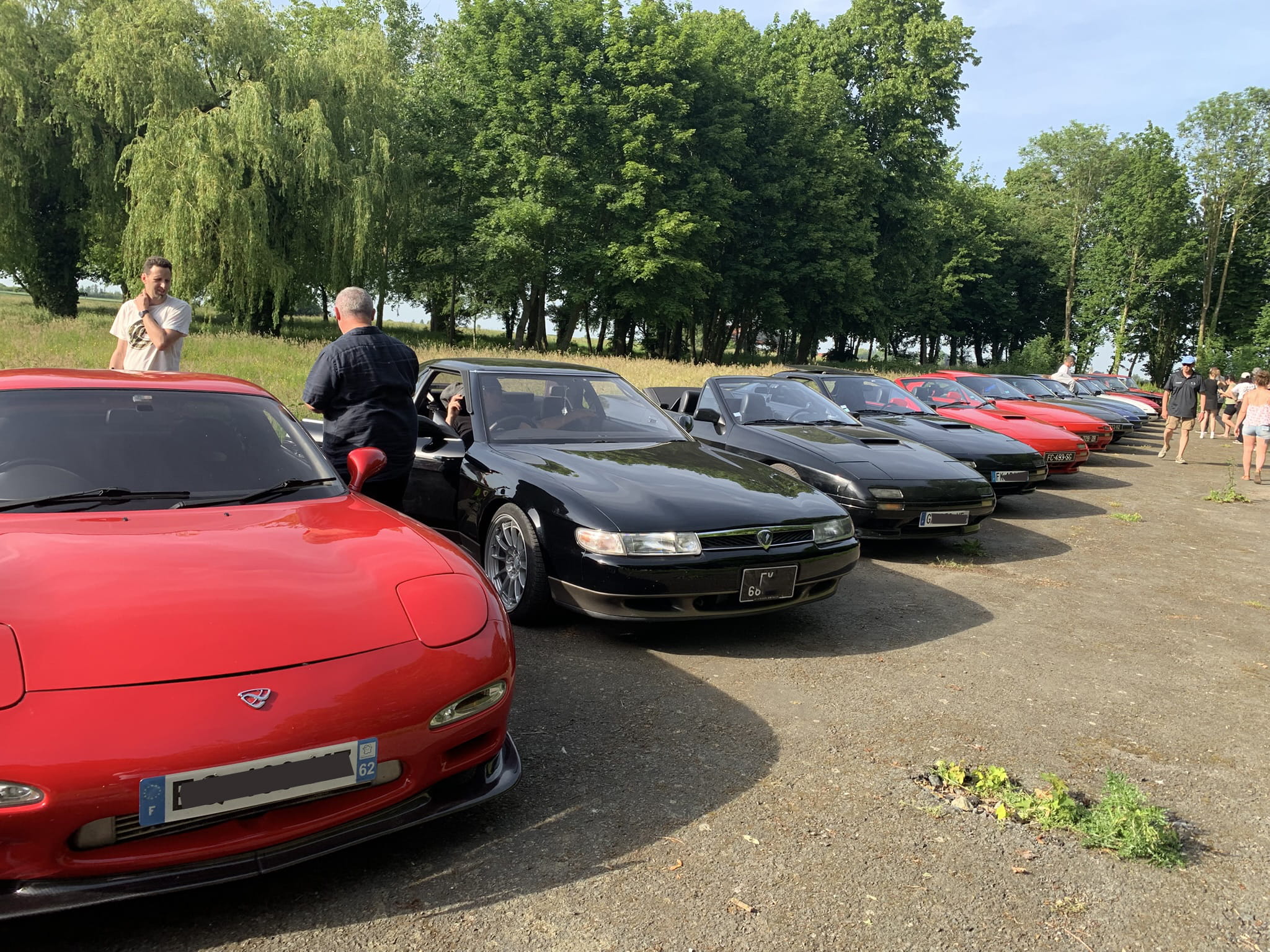Classic Rotary Day 2026 - RX-7 FD et Eunos Cosmo en tête de la rangée des classics sur l'aérodrome de Niergnies Mazda RX-7 FD rouge de 1992 et Eunos Cosmo noire de 1990 en tête de la rangée des classics sur l'aérodrome de Niergnies lors du Classic Rotary Day 2026 - RX-7 FC et SA22 alignées en arrière-plan