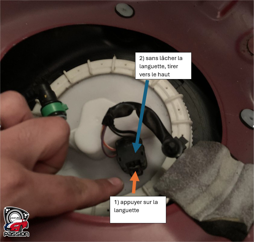 Comment d&eacute;brancher le connecteur &eacute;lectrique de la pompe &agrave; essence Mazda RX-8 : appuyer sur la languette puis tirer vers le haut