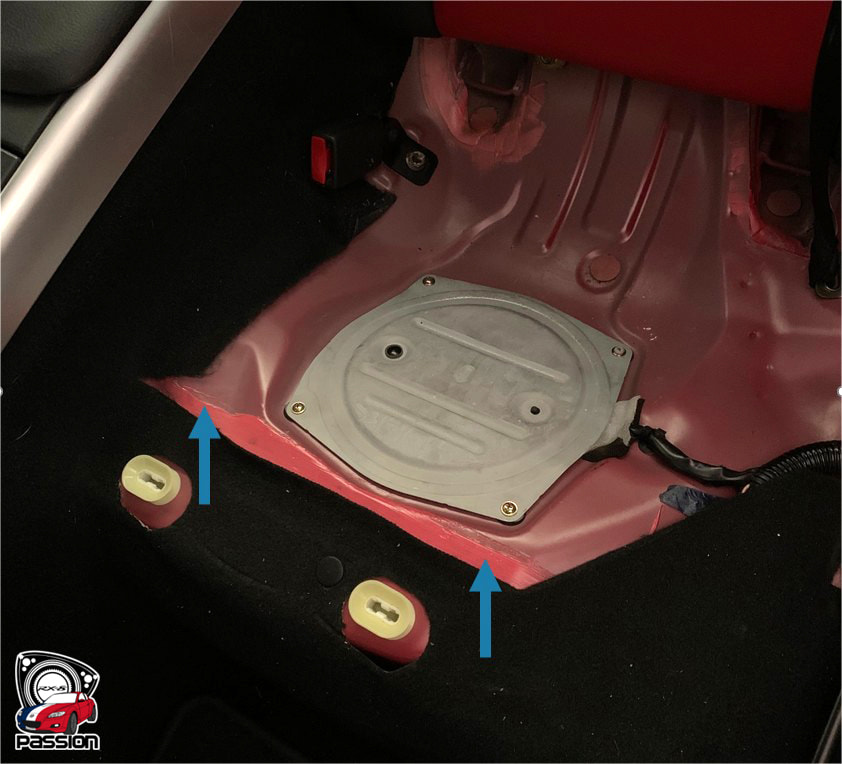 Points de clipsage du si&egrave;ge arri&egrave;re Mazda RX-8 &agrave; soulever pour acc&eacute;der &agrave; la trappe de la pompe &agrave; essence