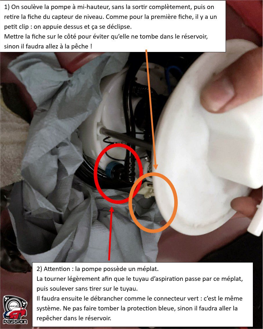 Extraction de la pompe &agrave; essence Mazda RX-8 : d&eacute;brancher le capteur de niveau et tourner la pompe pour lib&eacute;rer le tuyau bleu via le m&eacute;plat