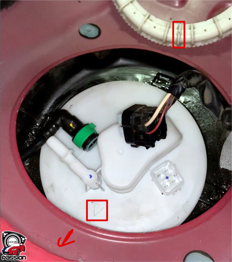 Rep&egrave;res d'orientation et de serrage de la pompe &agrave; essence Mazda RX-8 : fl&egrave;che vers l'avant du v&eacute;hicule et marque de la bague pour l'angle de serrage
