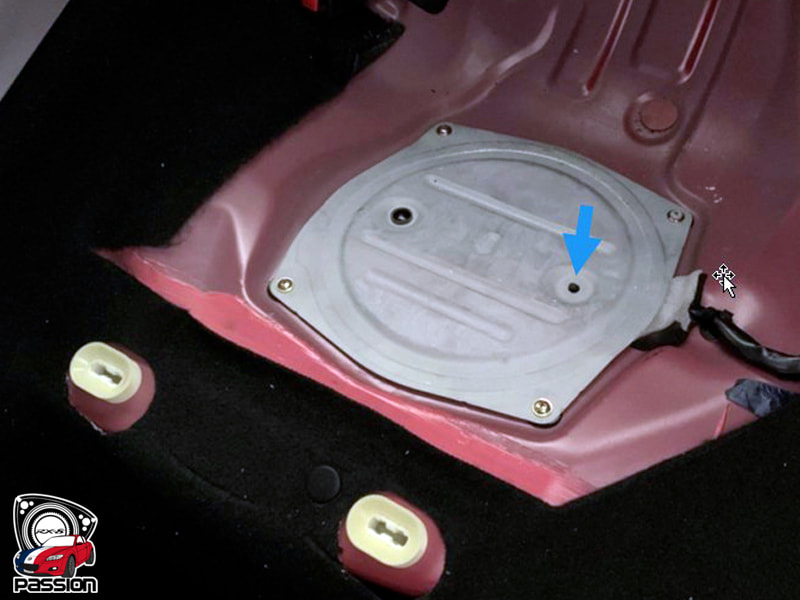 Astuce d&eacute;pose pompe &agrave; essence Mazda RX-8 : repousser le clip du connecteur &eacute;lectrique avant de d&eacute;visser la bague