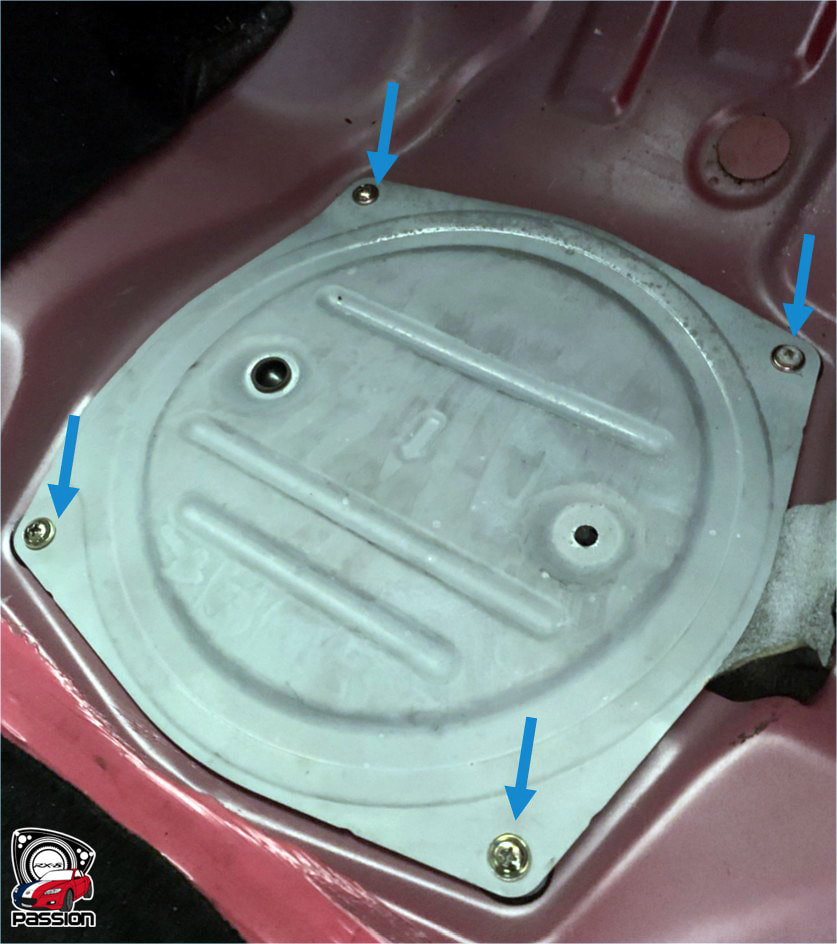 Trappe d'acc&egrave;s &agrave; la pompe &agrave; essence Mazda RX-8 fix&eacute;e par 4 vis cruciformes &agrave; d&eacute;visser